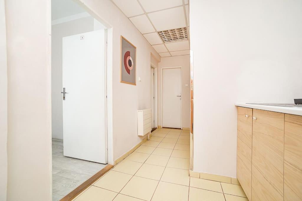Bright 2 Bed With Big Terrace By Tram 公寓
