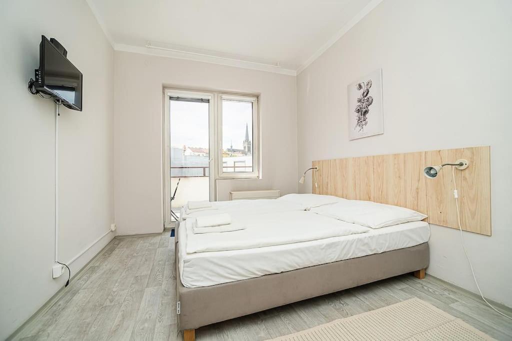 Bright 2 Bed With Big Terrace By Tram * 布拉格