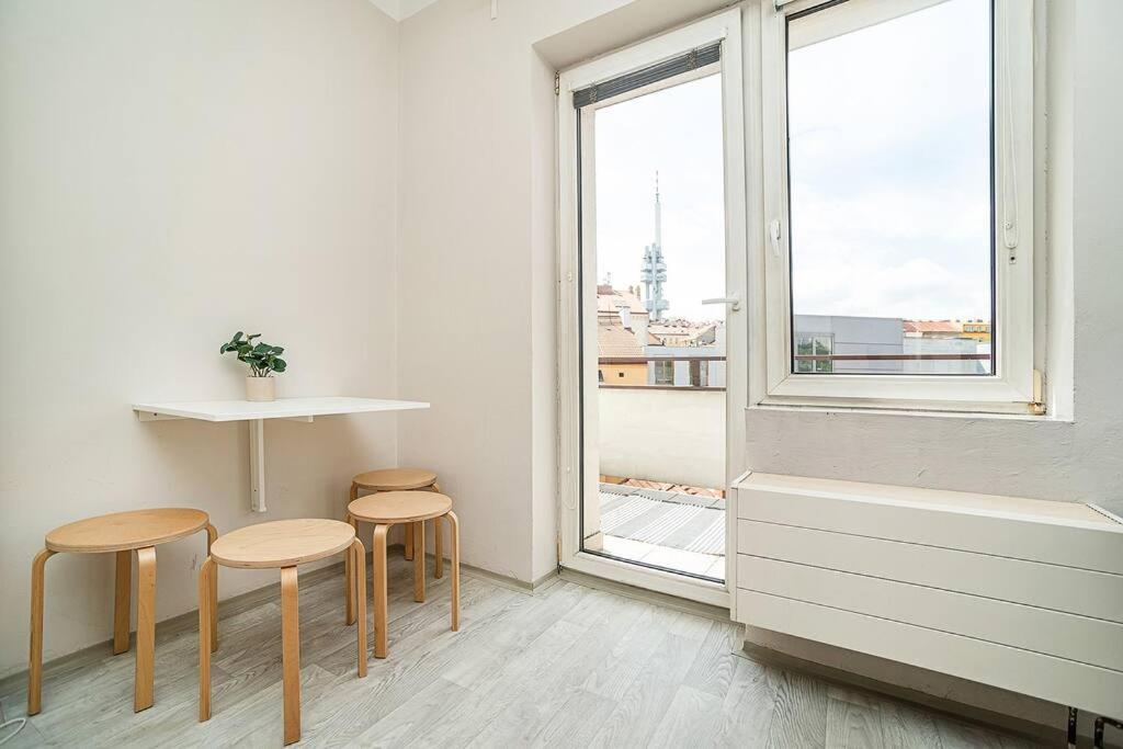 Bright 2 Bed With Big Terrace By Tram * 布拉格