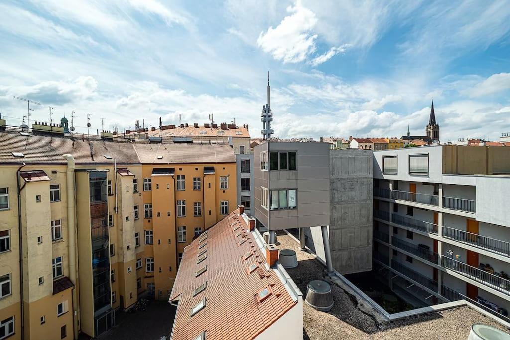 Bright 2 Bed With Big Terrace By Tram 公寓