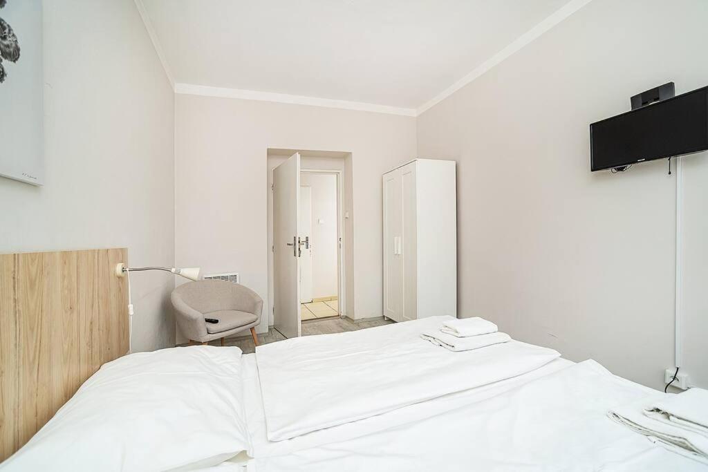 Bright 2 Bed With Big Terrace By Tram * 布拉格