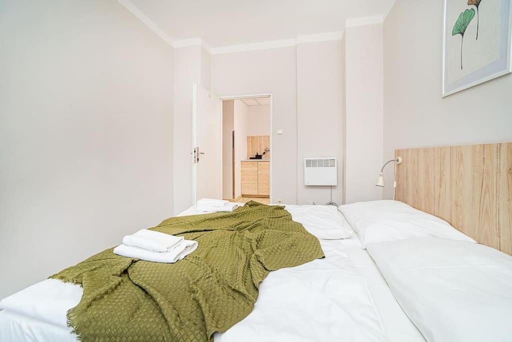 Bright 2 Bed With Big Terrace By Tram 布拉格